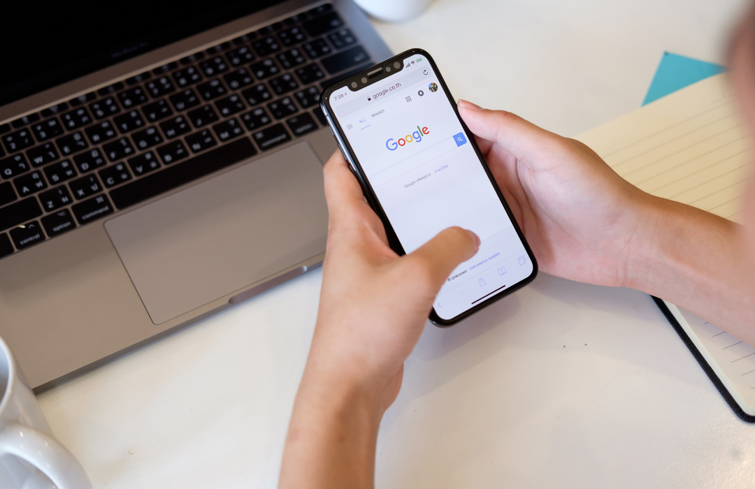 Personne faisant une recherche Google sur son téléphone